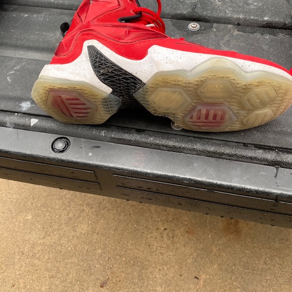 Lebron James XIII basketball shoes. - Picture 2 of 3